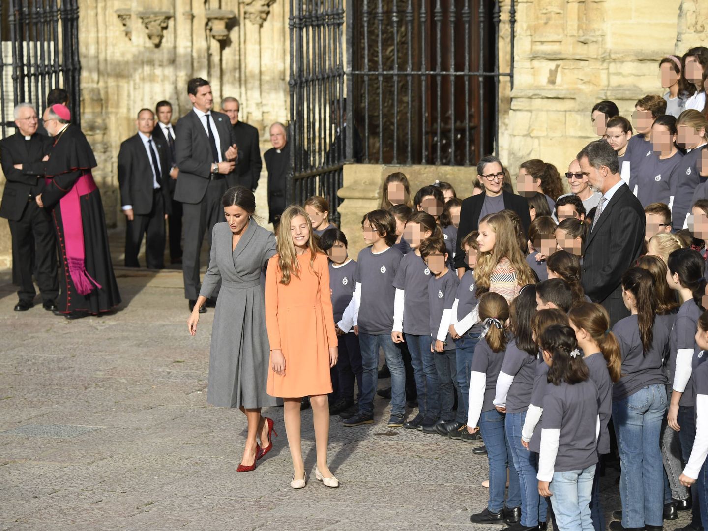 La familia real, después de saludar a los miembros del coro de la Fundación Princesa de Asturias. (Limited Pictures)