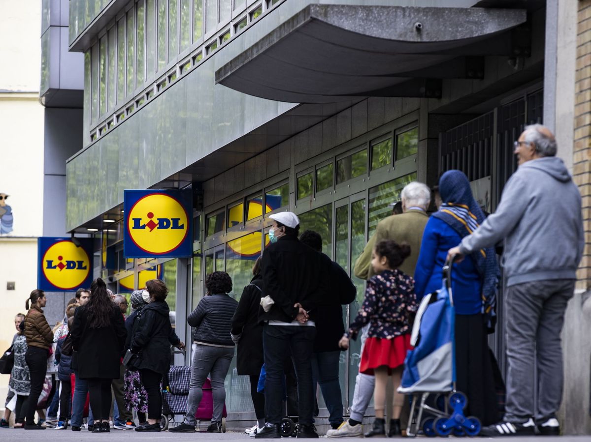 Foto: Clientes de Lidl esperan para acceder a un supermercado de París (EFE)