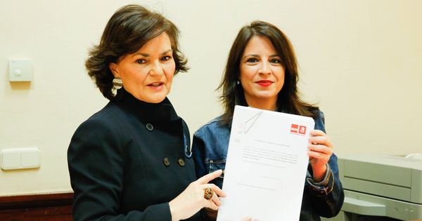 Foto: Adriana Lastra (d) y Carmen Calvo, vicesecretaria general y secretaria de Igualdad del PSOE, este 7 de marzo en el Congreso. (Inma Mesa | PSOE)