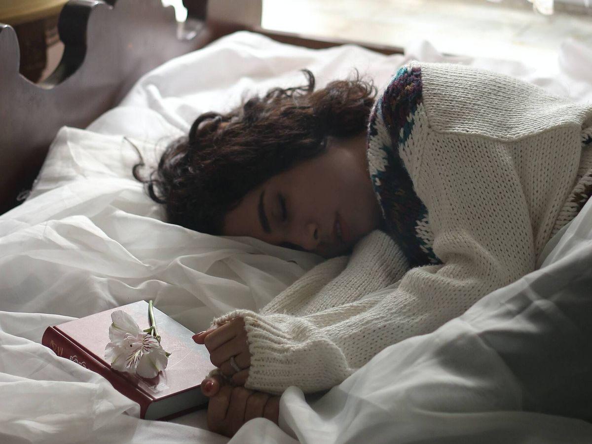 Foto: Es cierto que los humanos no hibernamos, pero nuestra forma de dormir cambia en invierno. (Zohre Nemati para Unsplash)