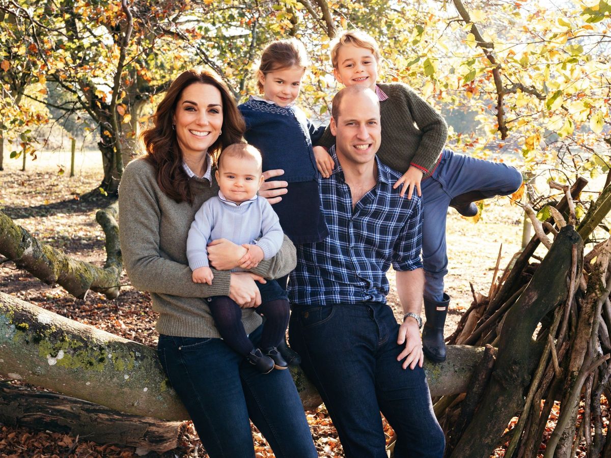 Foto: Los Cambrodge y sus hijos en una foto oficial. (Palacio de Kensington)