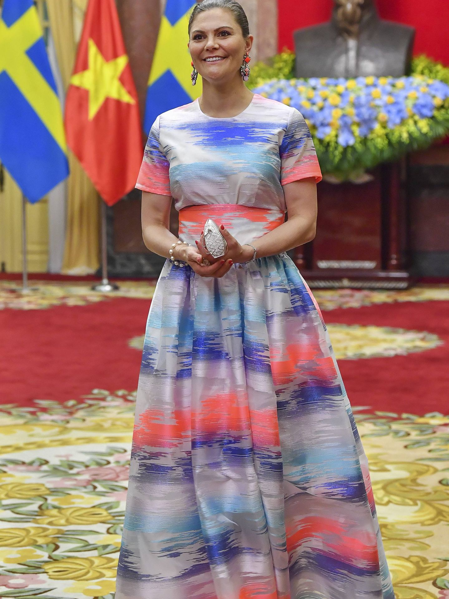 La princesa Victoria, en Vietnam con vestido de Max Jenny. (Cordon Press)