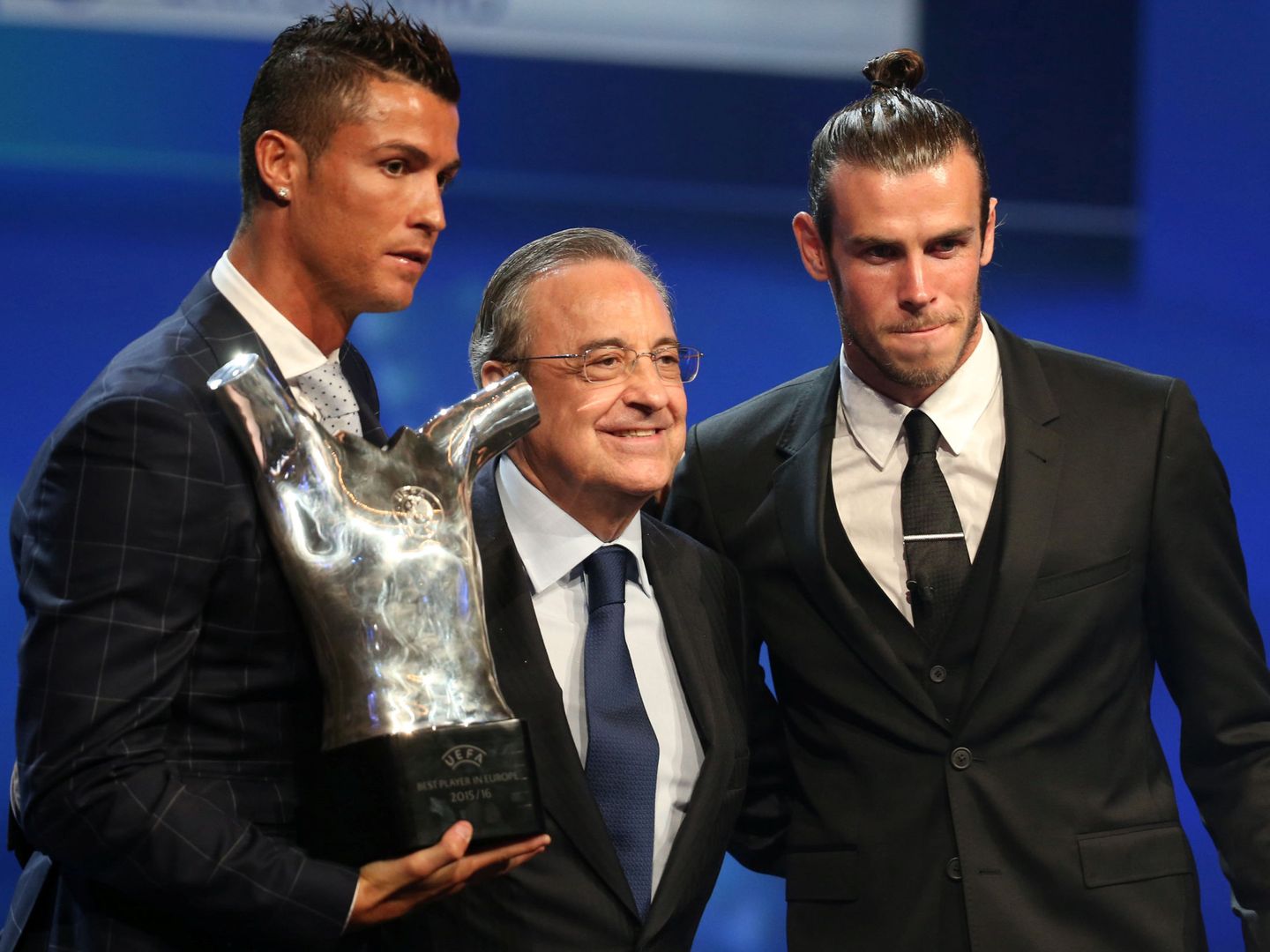 Florentino Pérez, entre Cristiano y Bale, en la gala de los premios The Best de la UEFA en 2016. (Reuters)
