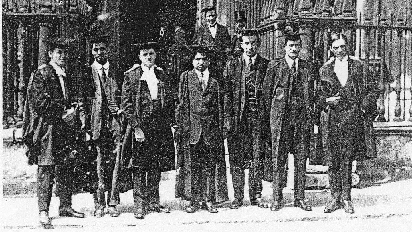 Ramanujan (en el centro) con otros científicos en el Trinity College de Londres. (Wikimedia)