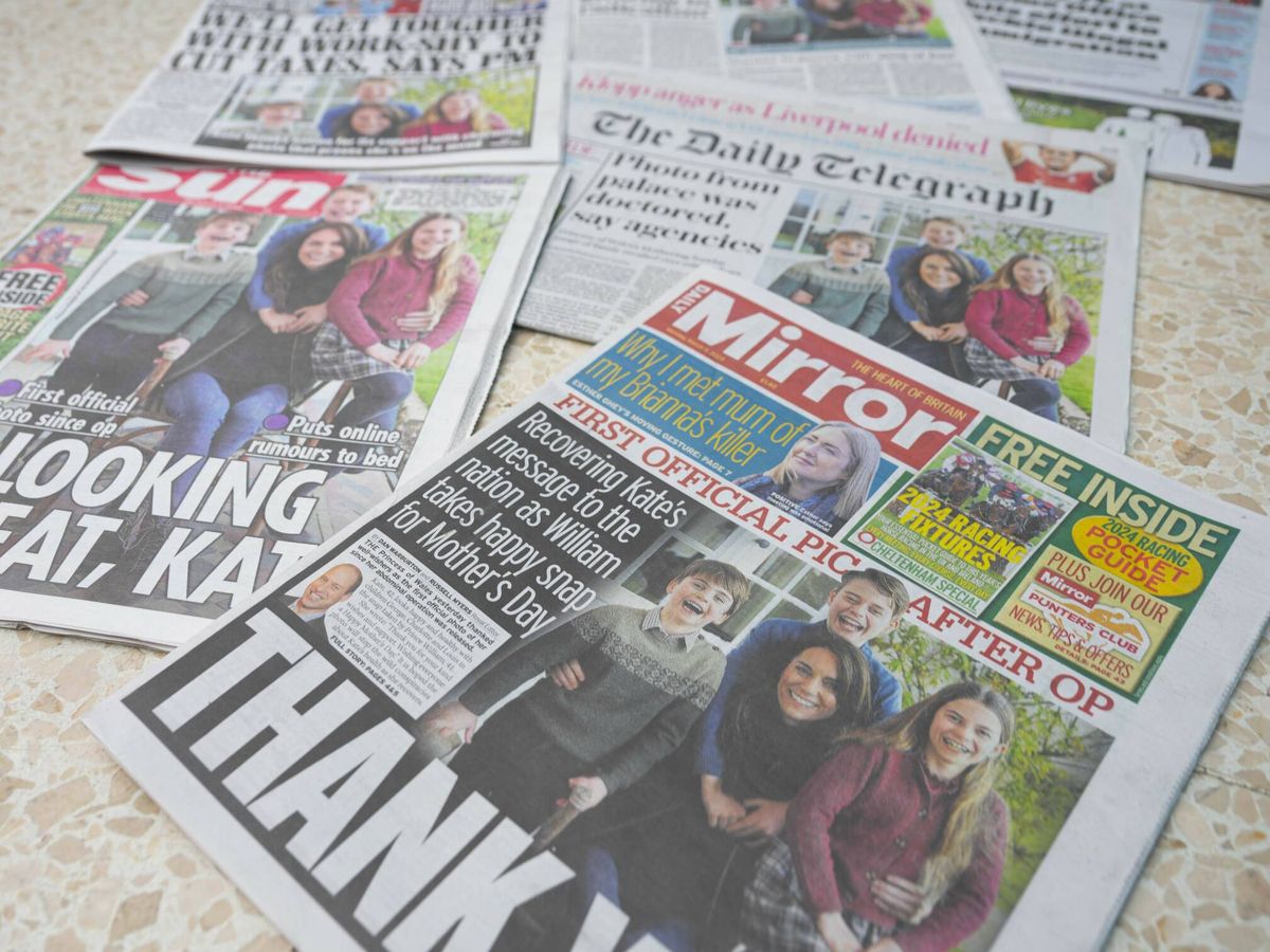 Foto: Las portadas de la prensa británica tras la publicación de la fotografía de Kate junto a sus hijos. (Getty Images)
