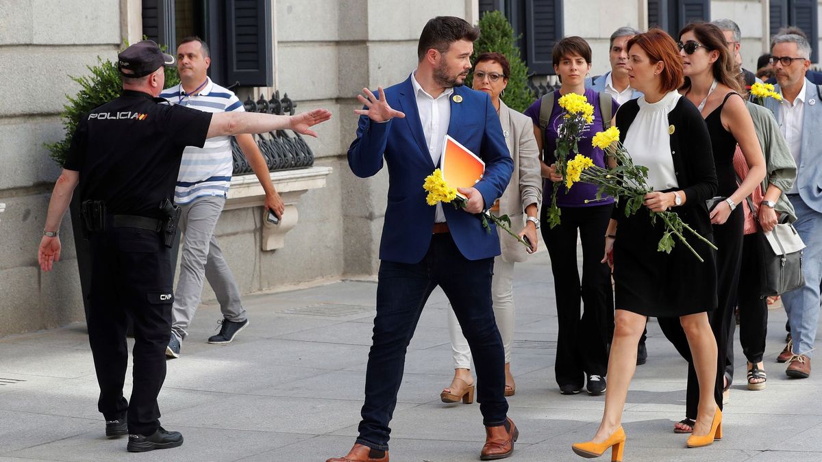 Las flores de ERC, sonrisas en Podemos y la familia de Sánchez en el Congreso