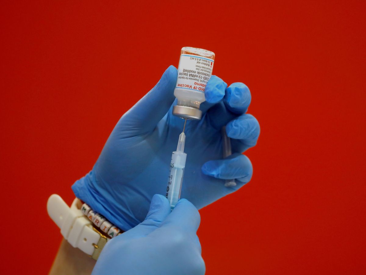 Foto: Un enfermero prepara una vacuna contra el covid-19 en Ronda. (Reuters)