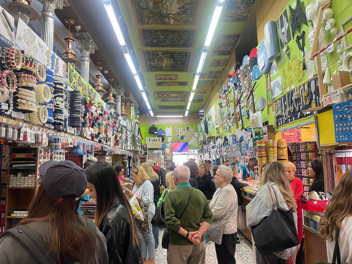 Foto: Interior de la mercería Pontejos, con clientes y curiosos. (L.F.)
