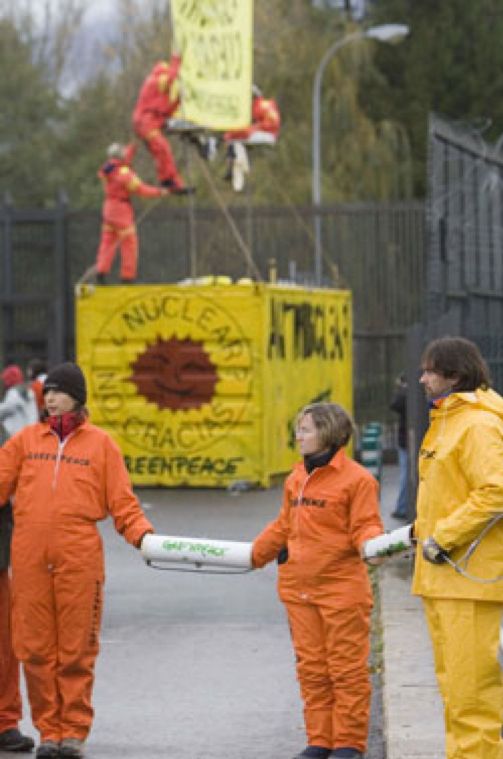 Foto: Miembros de Greenpeace se encadenan  en la central nuclear de Garoña y bloquean su acceso