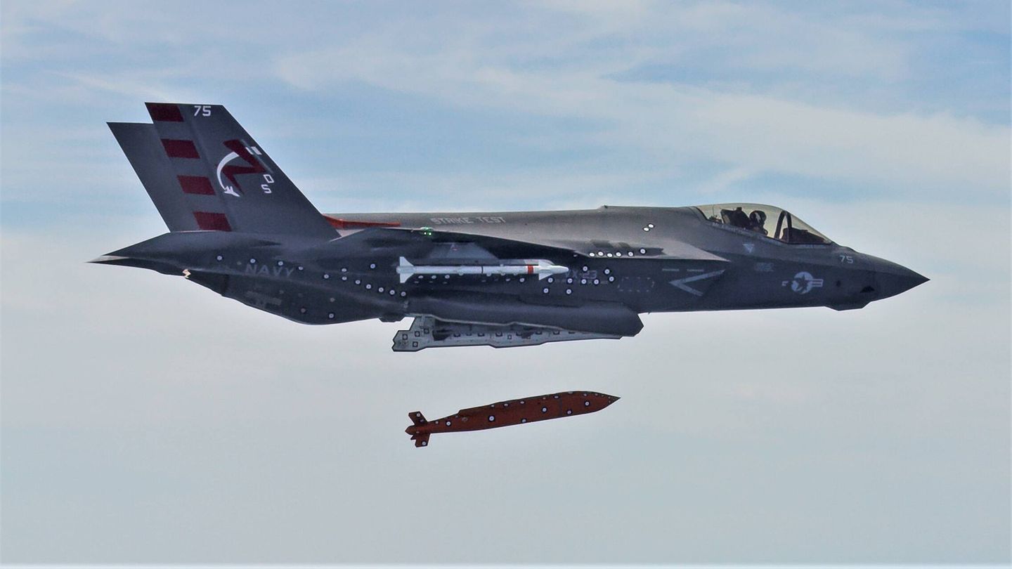 Lanzamiento de una bomba JSOW de pruebas desde un F-35C. (US Navy)