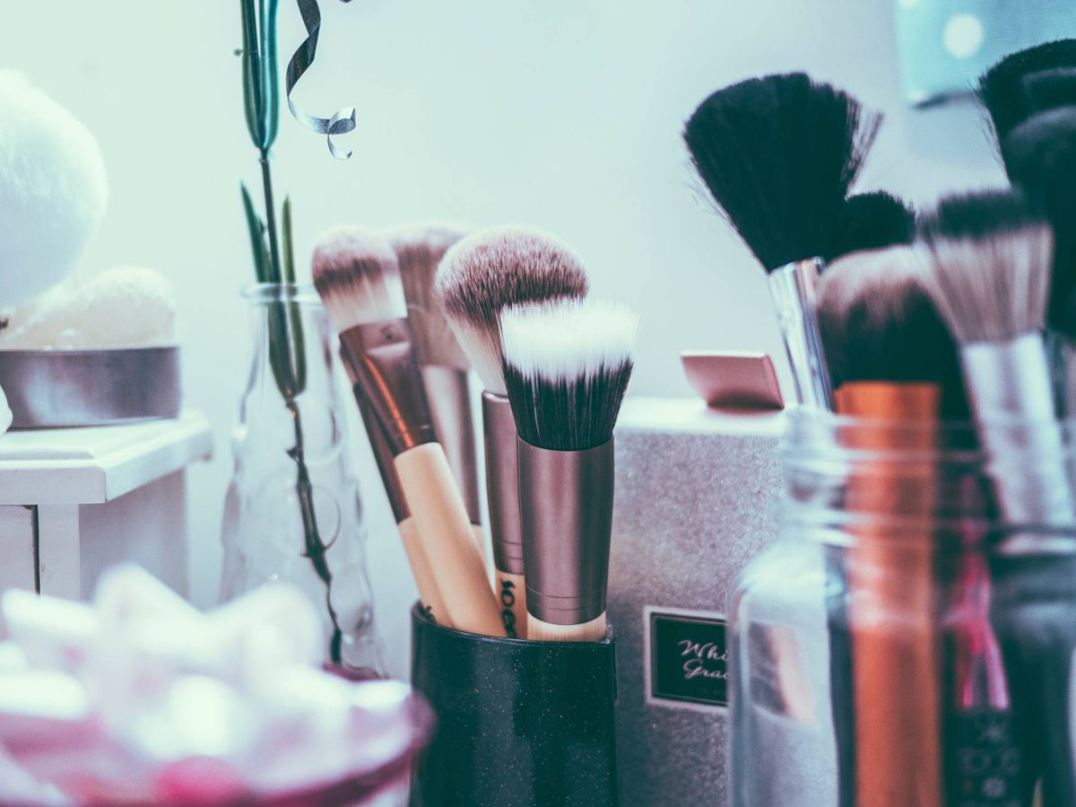 Foto: Organizar las brochas de maquillaje te facilitará la vida. (Unsplash)
