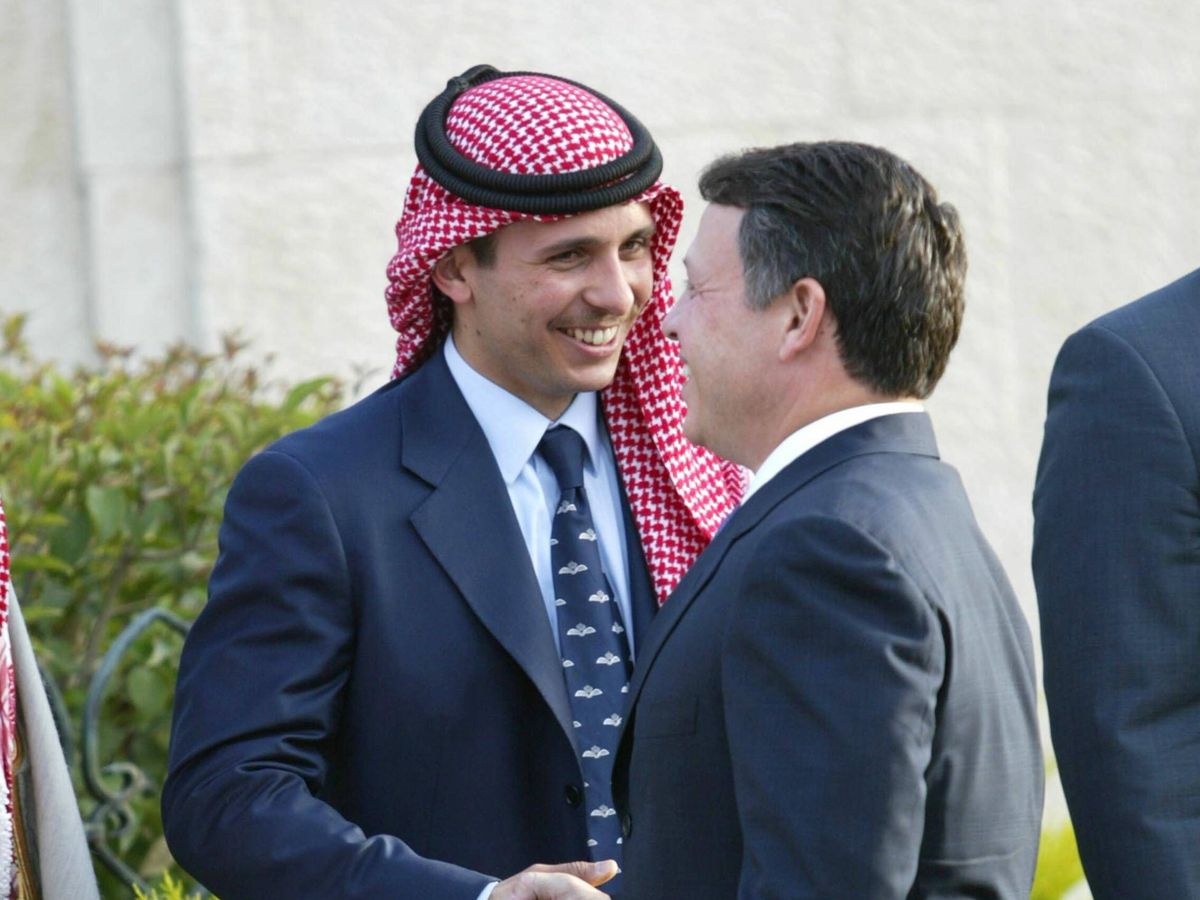 Foto: El príncipe Hamzah, junto a su hermano, el rey Abdalá. (Getty)