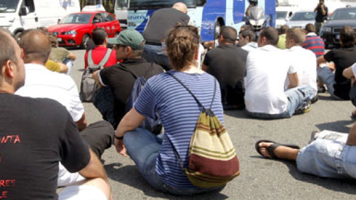 Más de cien ex trabajadores de Nissan bloquean la entrada a la fábrica en Barcelona