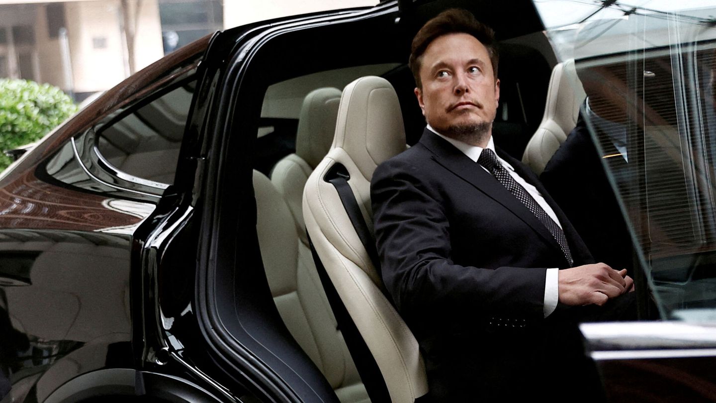 Elon Musk, director ejecutivo de Tesla, saliendo de un coche. (Reuters)