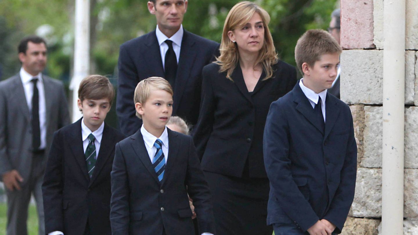 Inaki y Cristina, junto a sus hijos, en el funeral del padre, suegro y abuelo. (EFE)