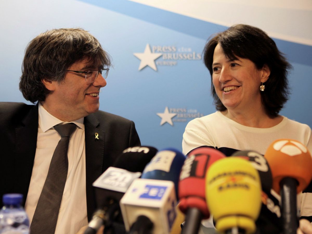 Foto: El expresidente de la Generalitat Carles Puigdemont (i) y la presidenta de la ANC, Elisenda Paluzie. (EFE)