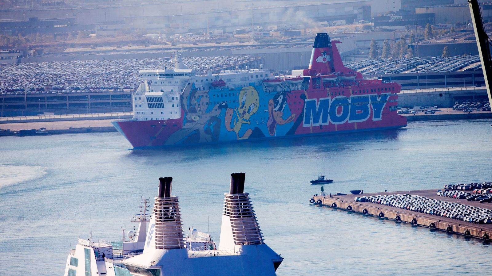 Foto: El barco Piolínabandonó esta mañana a primera hora el puerto de Barcelona. (EFE)