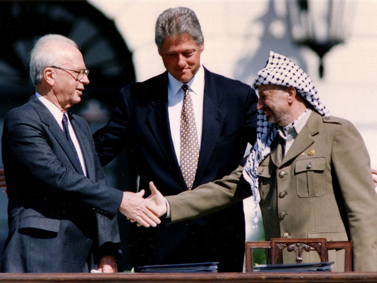 Foto: Isaac Rabin y Arafat firman los acuerdos con Clinton en 1993. (Reuters/G.Hershorn)