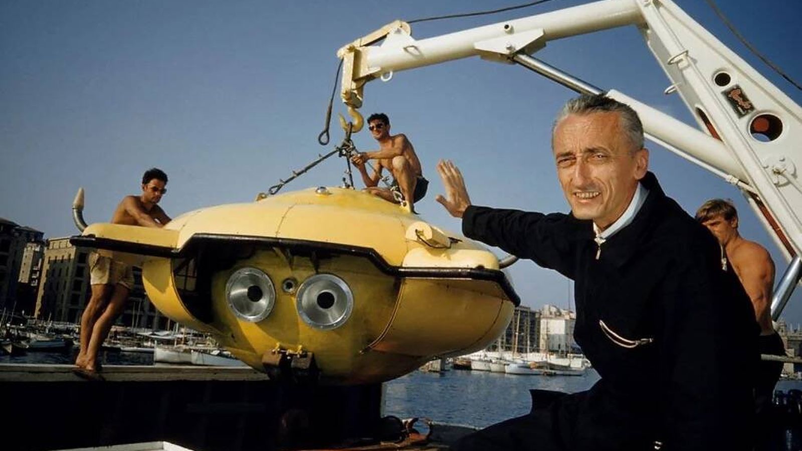 La tecnología de materiales ha permitido un cambio radical en la arquitectura de los minisubmarino. En la imagen, el mítico Cousteau con el submarino del Calypso, equipado con minúsculas ventanas.