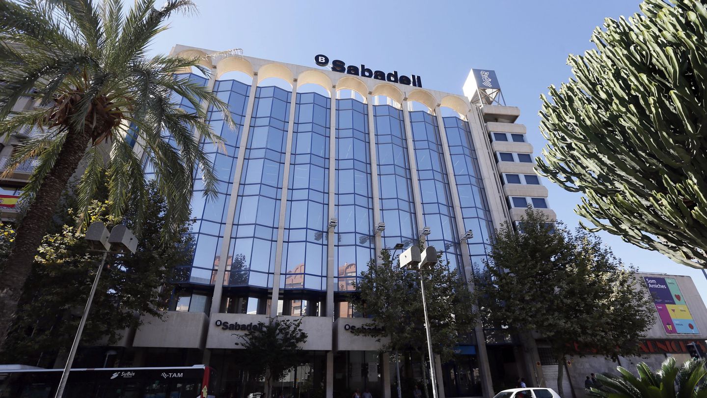 El Banco Sabadell fue el primero en trasladar su sede. (EFE)