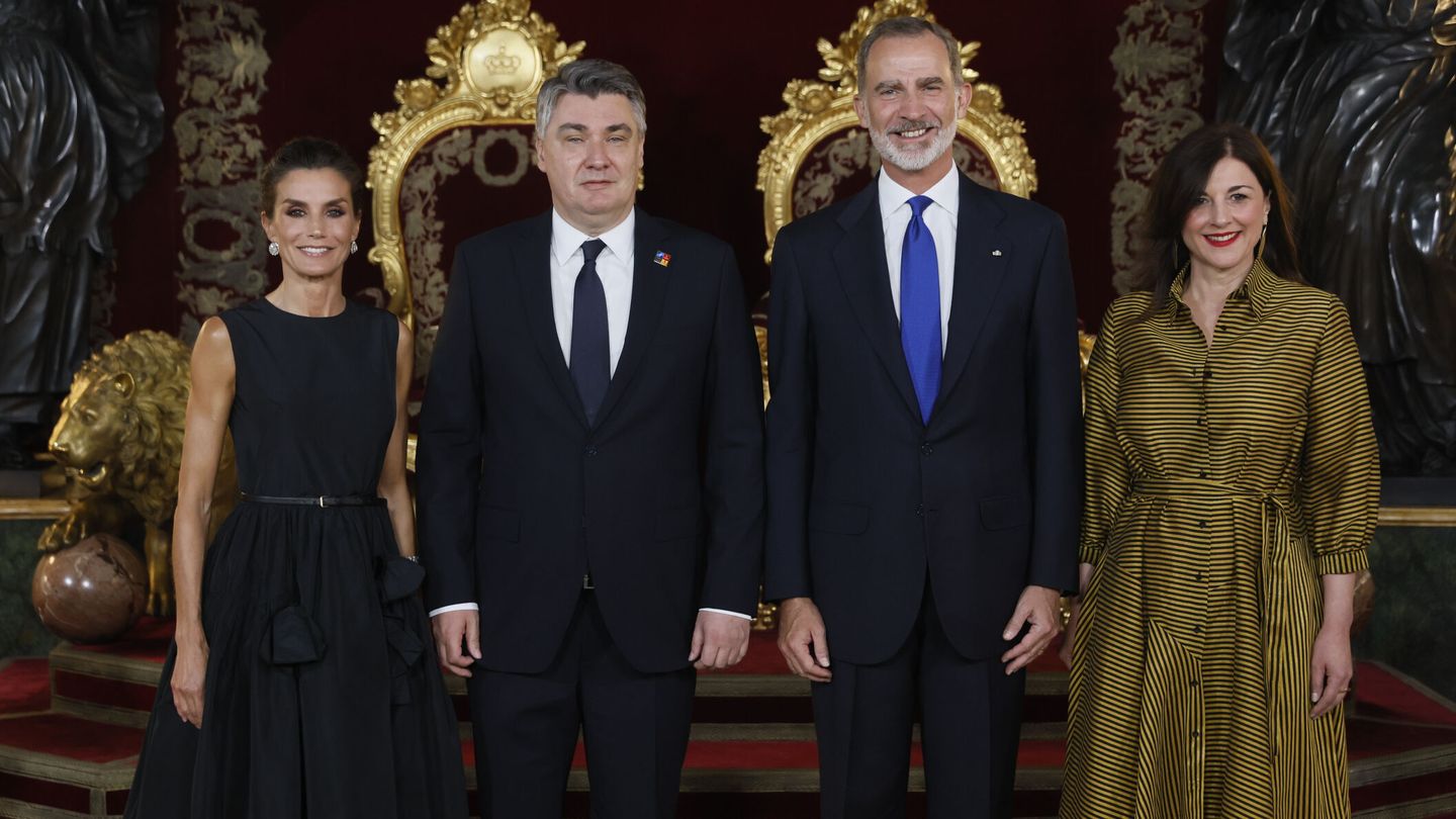 Los Reyes, con el presidente y la primera dama de Croacia. (EFE/Ballesteros)