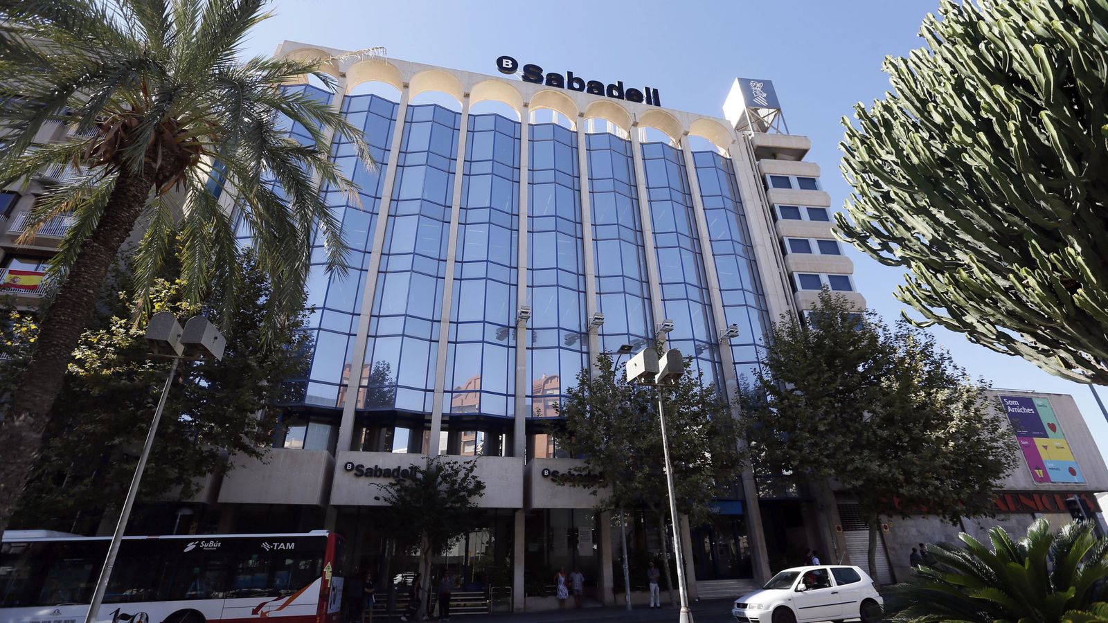 Foto: Vista del edificio del Sabadell en Alicante. (EFE)