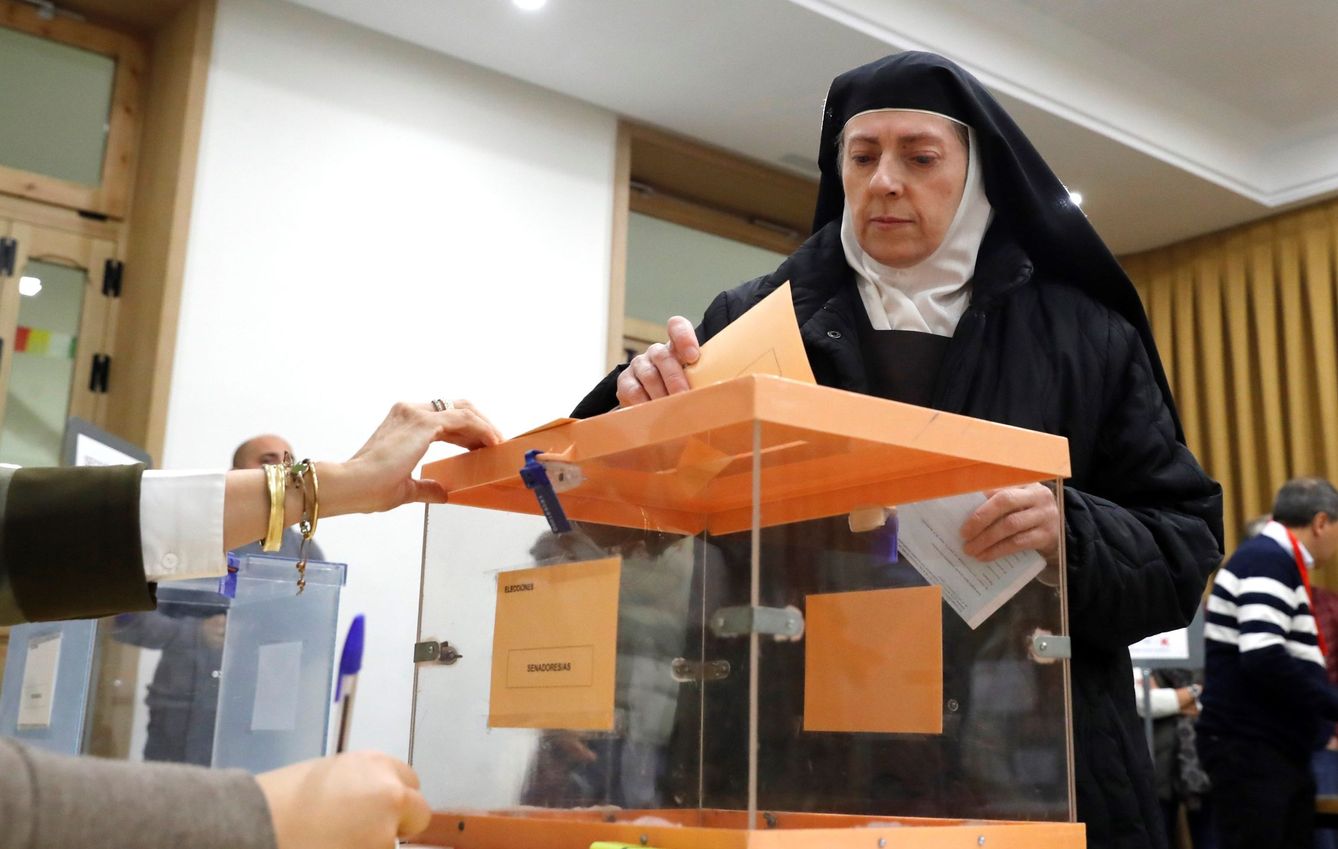 Una religiosa ejerce su derecho al voto en el colegio de Nuestra Señora del Pilar en Madrid. (EFE)
