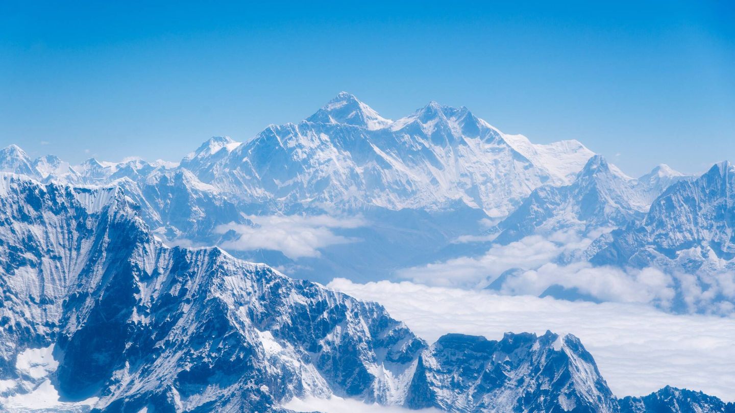 El monte Everest, completamente nevado. (Unsplash)