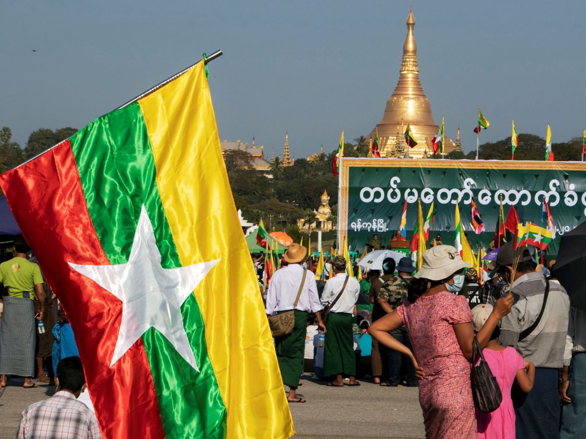 Foto: Simpatizantes del ejército de Myanmar celebran el golpe de este lunes. (Reuters)