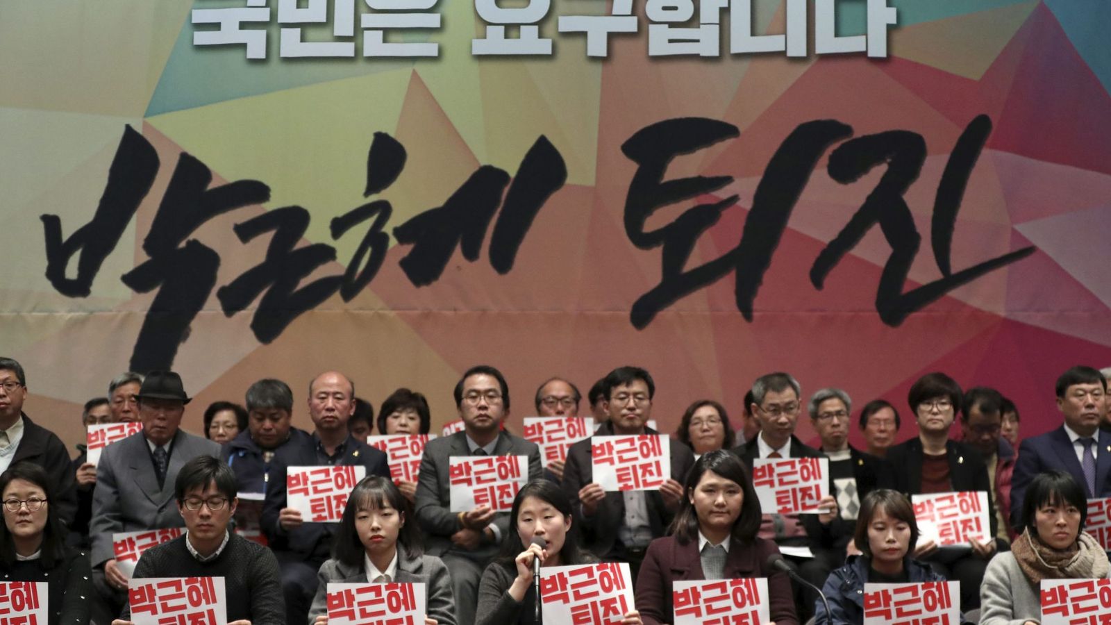 Foto: Protestas en Seúl exigiendo la dimisión de la presidenta Park Geun-hye (EFE)
