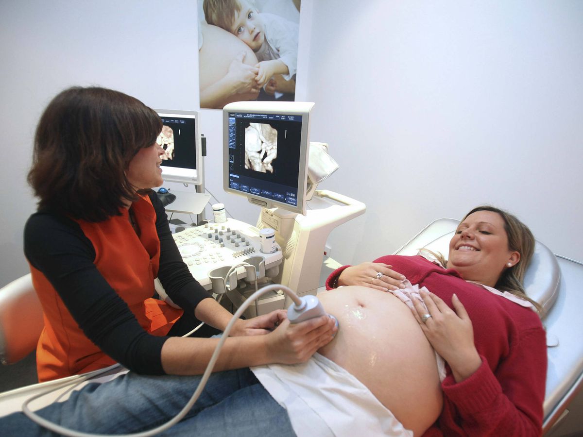 Foto: Ecografía a una mujer embarazada. (EFE/RafaAlcaide)