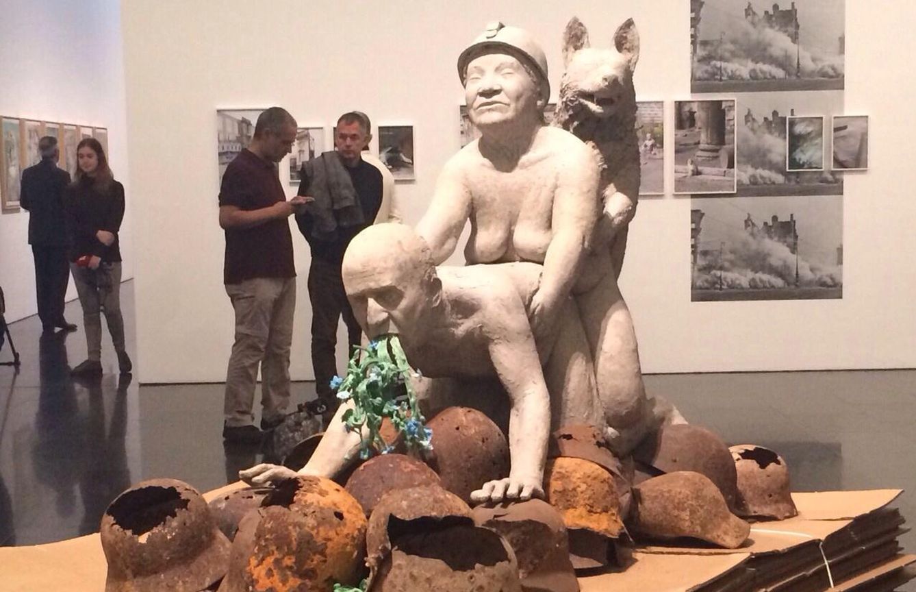 El MACBA inaugura la exposición con la polémica escultura del rey Juan Carlos (Miqui Otero)