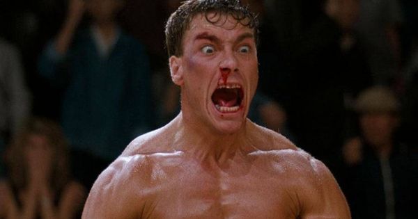 Foto: Jean Claude Van Damme sangra por la nariz en un fotograma de la película 'Contacto sangriento'.