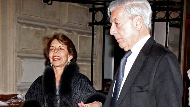 Mario Vargas Llosa y su segunda mujer, Patricia Llosa, en Estocolmo en 2010. (EFE)