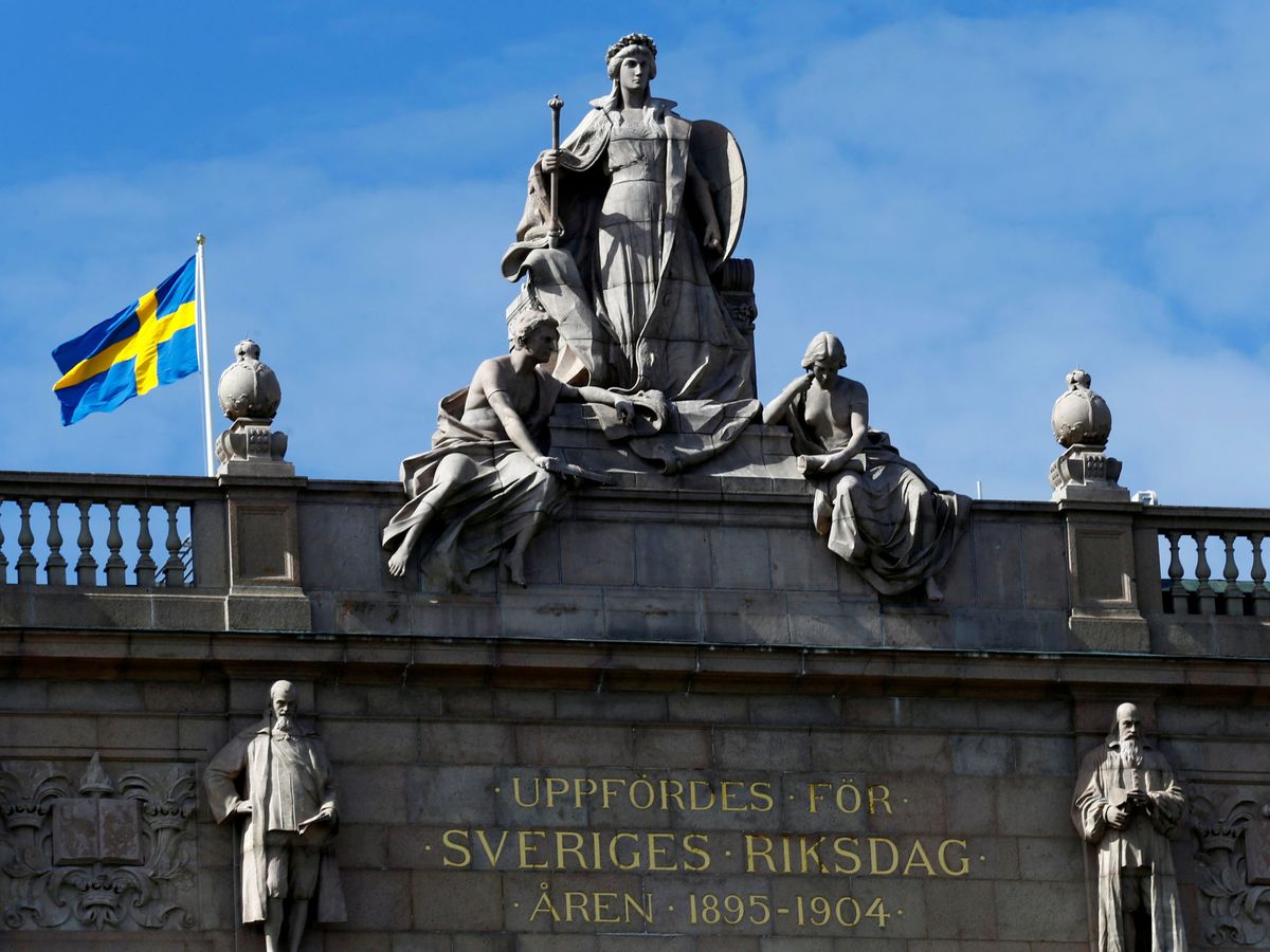 Foto: Una bandera sueca en un edificio de Estocolmo. (Reuters)