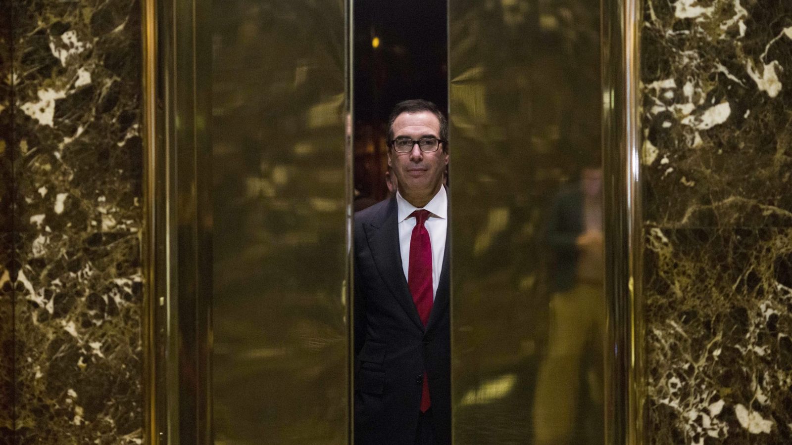 Foto: El secretario del Tesoro, Steve Mnuchin, llega a la Trump Tower. (EFE)