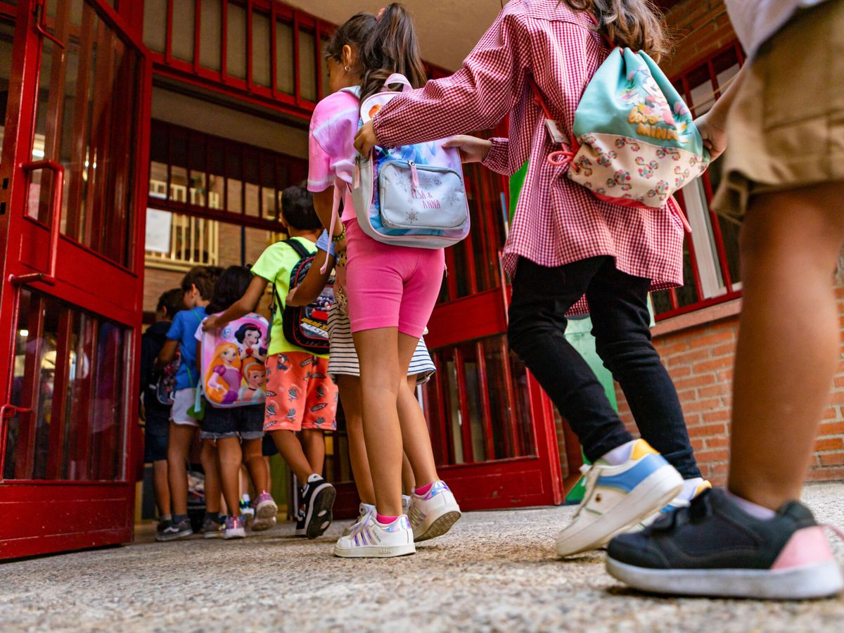 Foto: Niños entran al colegio en una imagen de archivo. (EFE/Ángeles Visdómine)
