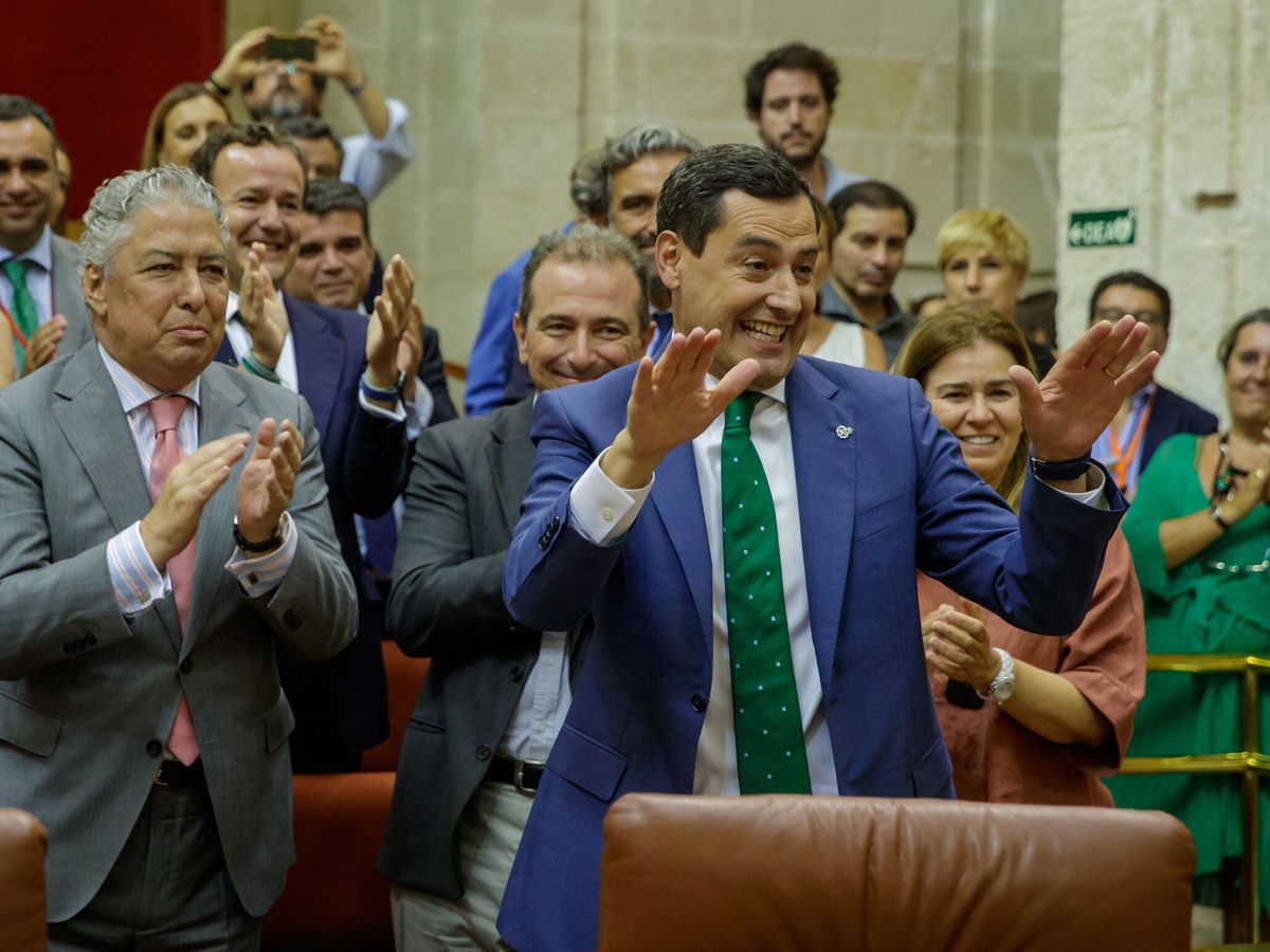 Foto: Juanma Moreno saluda tras ser investido presidente de la Junta por segunda vez. (EFE/Julio Muñoz)