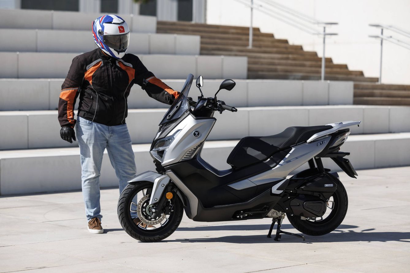 Para ser un scooter de 125 cc, mucha tecnología: ABS de doble canal, control de tracción, avisador de frenada de emergencia, cámara frontal...