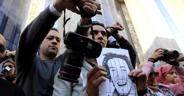 Foto: Periodistas y fotógrafos protestan contra el encarcelamiento del fotoperiodista Abou Zeid "Shawkan" en El Cairo, en febrero de 2015. (Reuters)