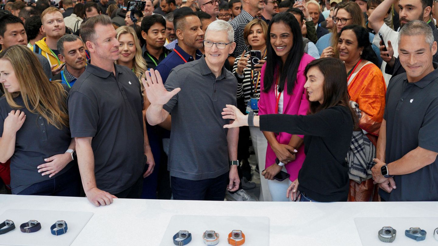 Tim Cook, CEO de Apple, en una de sus tiendas físicas. (Reuters/Loren Elliot)