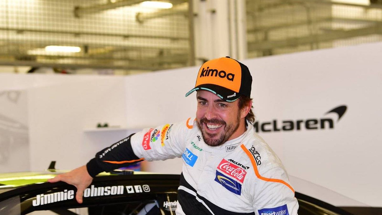 Foto: Fernando Alonso, en su prueba de la Nascar en Baréin. (Twitter: @BAH_Int_Circuit)