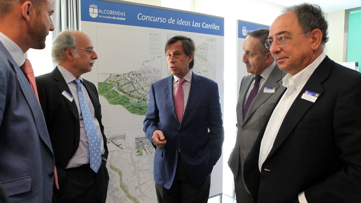 El alcalde de Alcobendas, Ignacio García de Vinuesa (en el centro), cuando presentó el proyecto de Los Carriles.