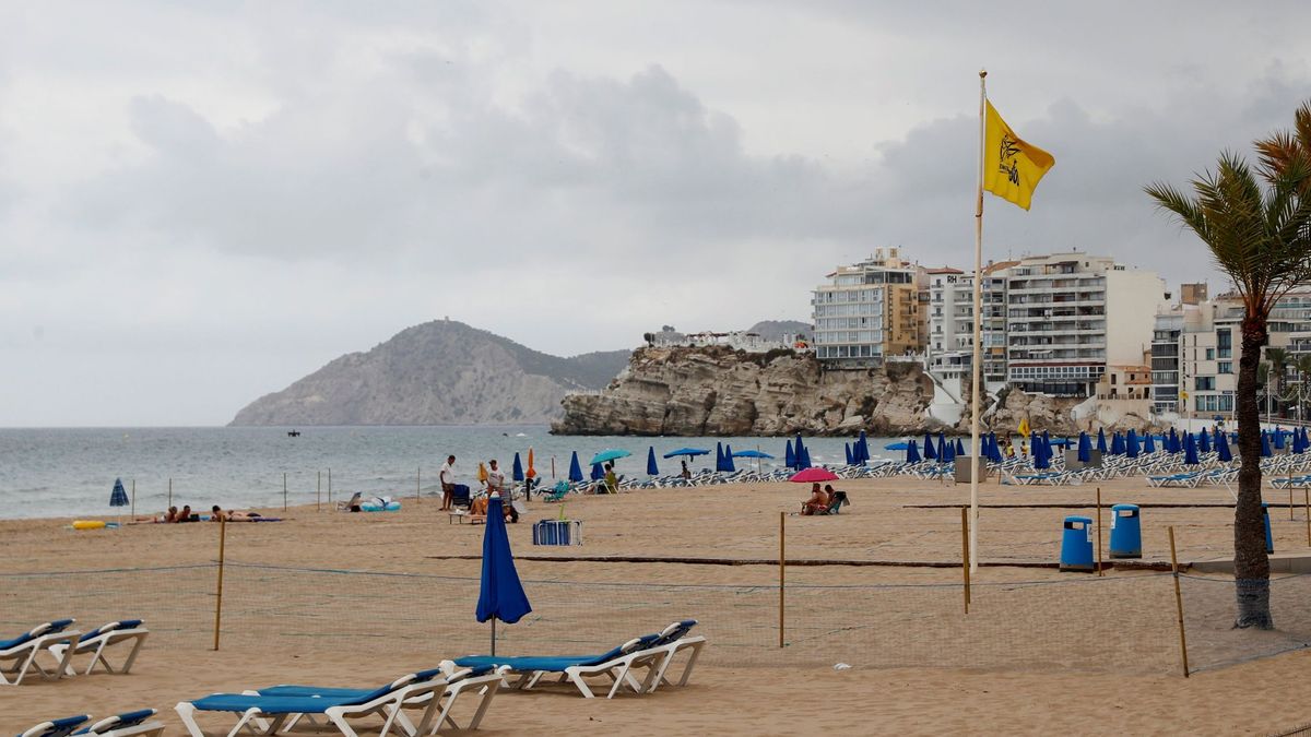 Un guardia civil fuera de servicio salva a tres niños a punto de ahogarse en una playa de Castellón