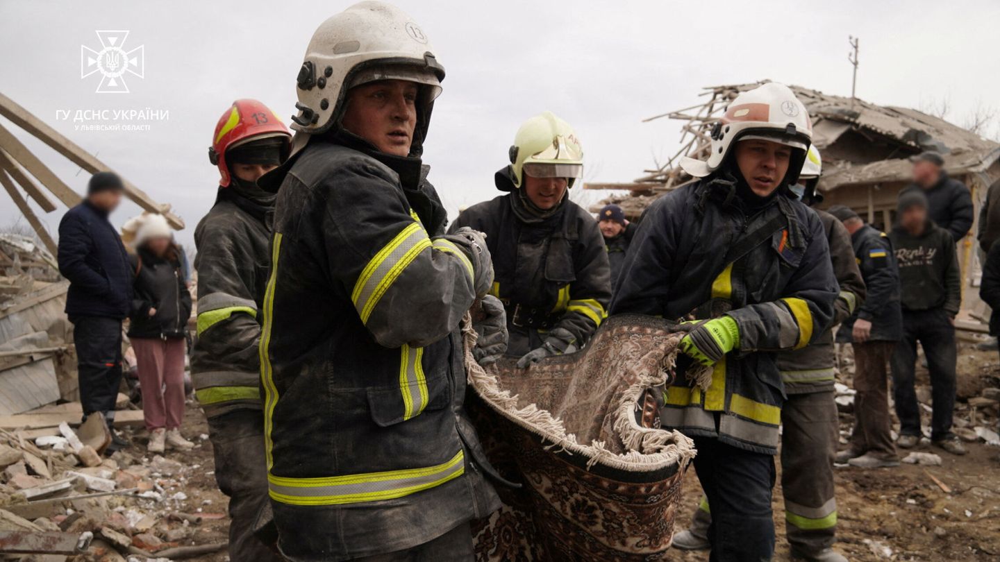 Rescuers carry a body of a killed person a site of residential buildings destroyed by a Russian missile strike, amid Russia's attack on Ukraine, in Lviv region, Ukraine March 9, 2023. Press service of the State Emergency Service of Ukraine in Lviv region Handout via REUTERS ATTENTION EDITORS - THIS IMAGE HAS BEEN SUPPLIED BY A THIRD PARTY.