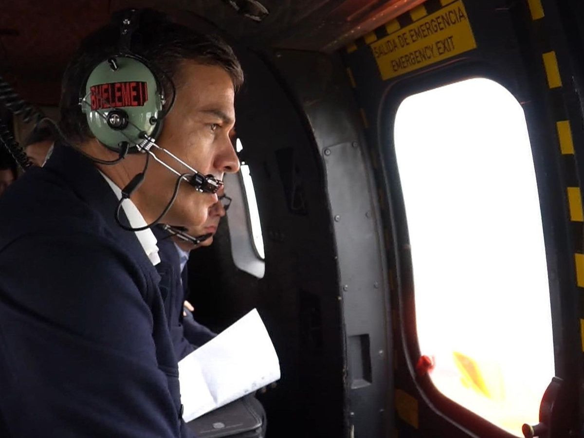 Foto: Pedro Sánchez en helicóptero hacia Orihuela para observar el alcance de las inundaciones y los estragos que causó un temporal el pasado año. (EFE)
