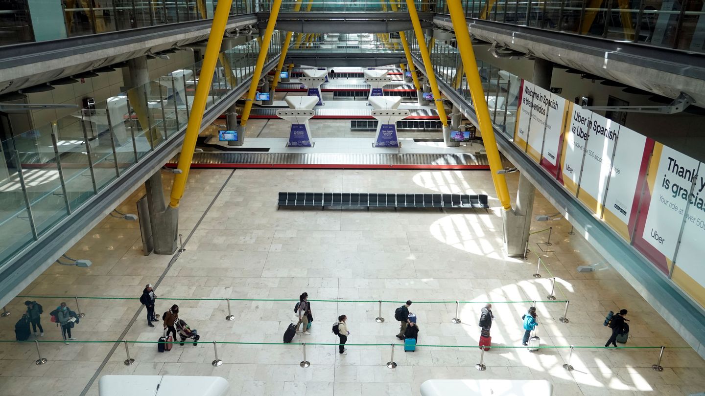 Distancia física en el aeropuerto madrileño de Barajas. (Reuters)