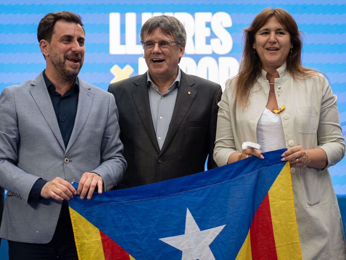 Foto: Toni Comín con Carles Puigdemont y Laura Borràs. (EFE/David Borrat)