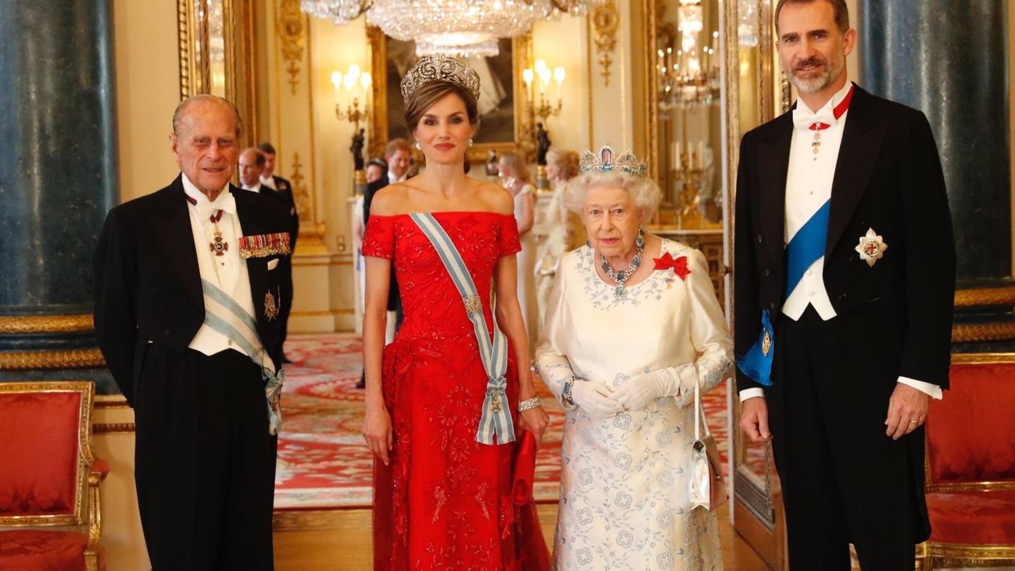 Isabel II y el duque de Edimburgo, junto a los reyes Felipe y Letizia en Londres. 