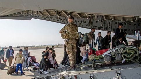 Los policías que se quedaron en Kabul hacen pasillos de seguridad en el aeropuerto